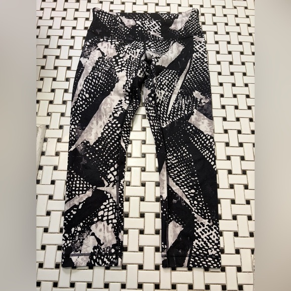 lululemon athletica Pants - Lululemon Athletica Black and White Patterned Capris
